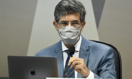 Teich diz à CPI que pediu demissão por falta de autonomia e cita divergência sobre cloroquina