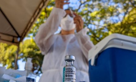 Goiás aplica mais de 82 mil doses de vacina contra Covid-19 em moradores do Distrito Federal