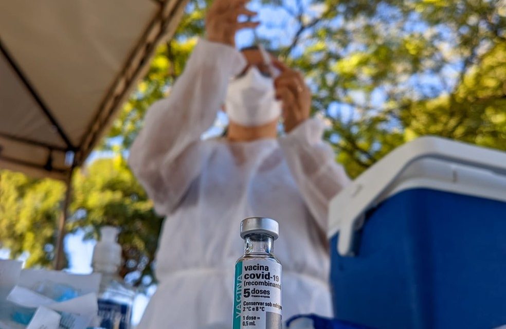 Ritmo de vacinação contra Covid cai pela metade no Brasil