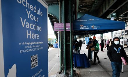 Latinos viajam aos Estados Unidos em busca de imunização