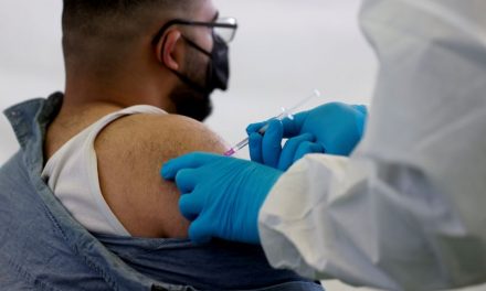 “Precisamos imediatamente acelerar a vacinação por faixa etária em Goiás”, diz Flúvia Amorim