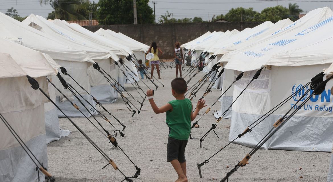 Refugiados no Brasil veem futuro por meio de educação, saúde e esporte