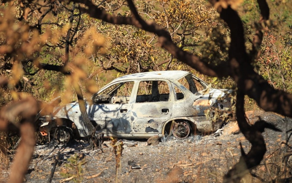 Carro é encontrado queimado em área de buscas por Lázaro Barbosa