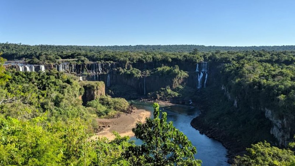 Com cataratas irreconhecíveis, Rio Iguaçu está ‘doente’ e vê mata nativa minguar