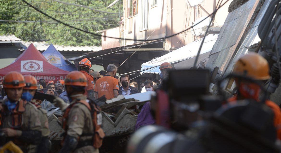 Polícia ouve dono de prédio que desabou em Rio das Pedras