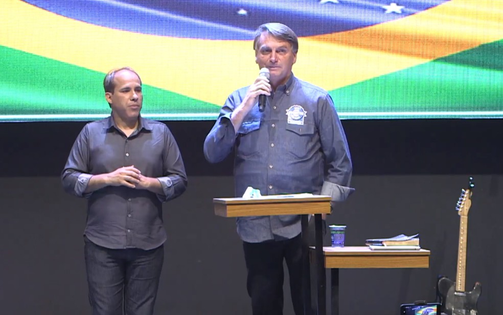 Sem máscara, Bolsonaro viaja a Goiás e almoça na fazenda de Amado Batista