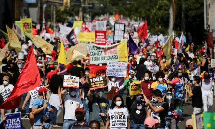 Manifestantes protestam contra Bolsonaro e a favor da vacina em Goiás