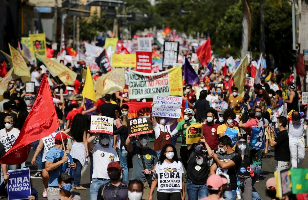 Manifestantes protestam contra Bolsonaro e a favor da vacina em Goiás