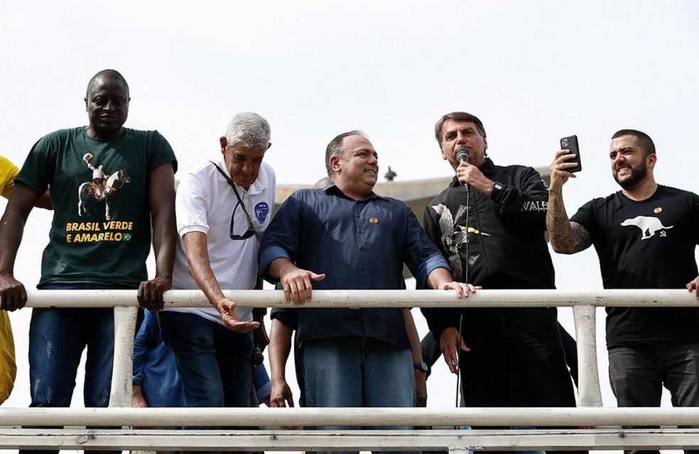 Bolsonaro deu mais um passo na politização das Forças Armadas, criticam militares