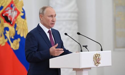 Putin recebe delegação russa que irá à Olimpíada sem bandeira nem hino