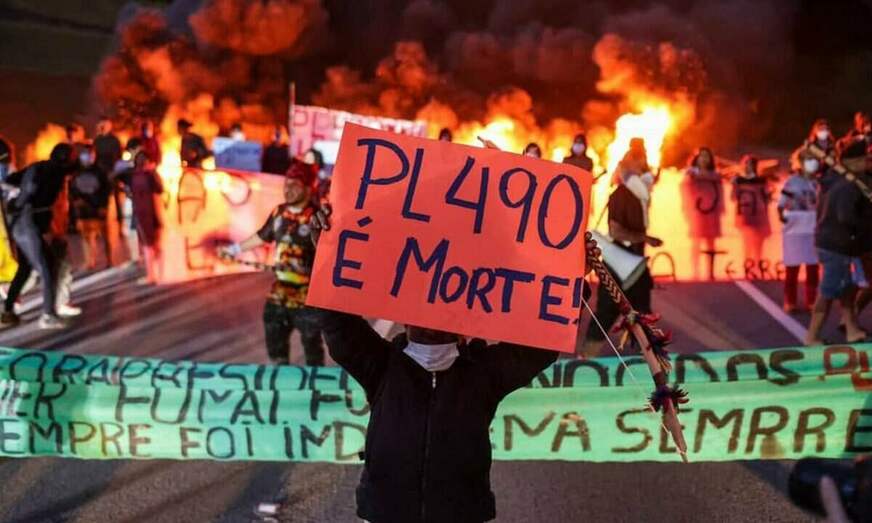 Guaranis protestam contra projeto que dificulta demarcação de terras