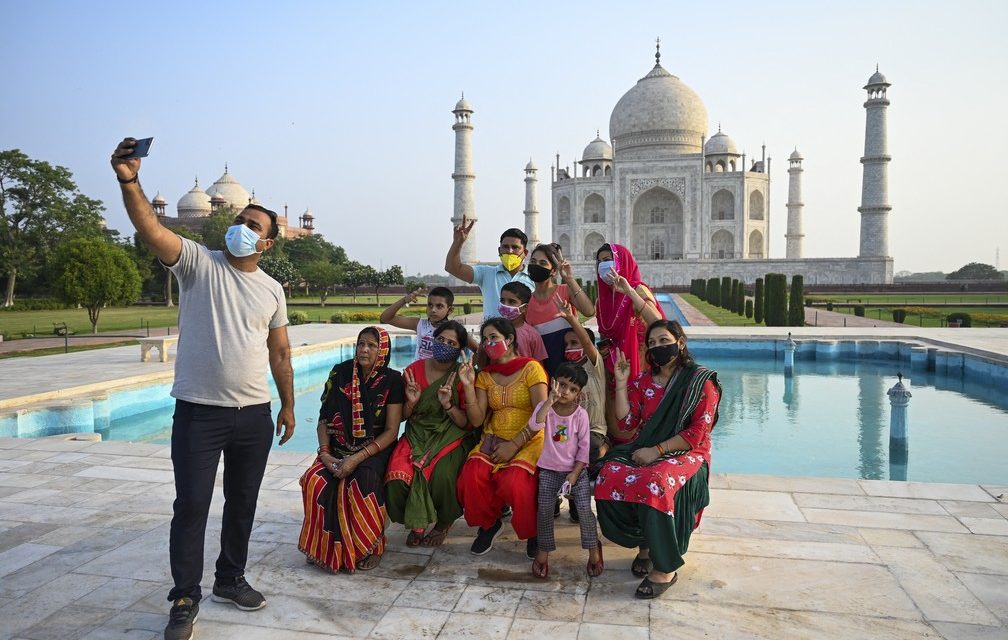 Taj Mahal reabre em meio à queda de casos de Covid na Índia