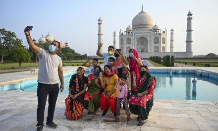 Taj Mahal reabre em meio à queda de casos de Covid na Índia