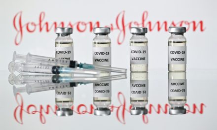 Avião com 1,5 milhão doses de vacina chega amanhã, diz ministro