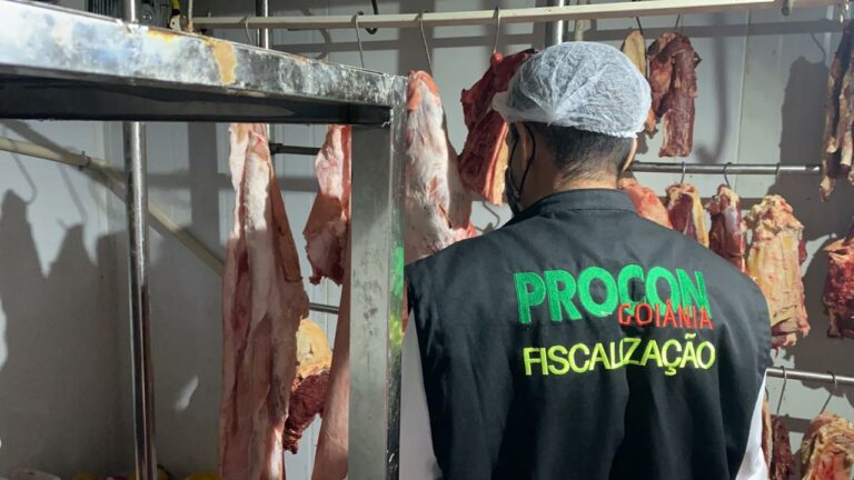 Procon Goiânia encontra carne, queijos, ovos, iogurtes e biscoitos vencidos