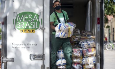 Mesa Brasil Sesc doa 200 cestas básicas a famílias do Assentamento Estrela Dalva
