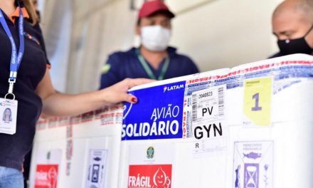 Nova remessa de vacina contra Covid-19 chega a Goiás, com 155.900 doses