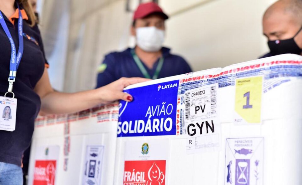 Nova remessa de vacina contra Covid-19 chega a Goiás, com 155.900 doses