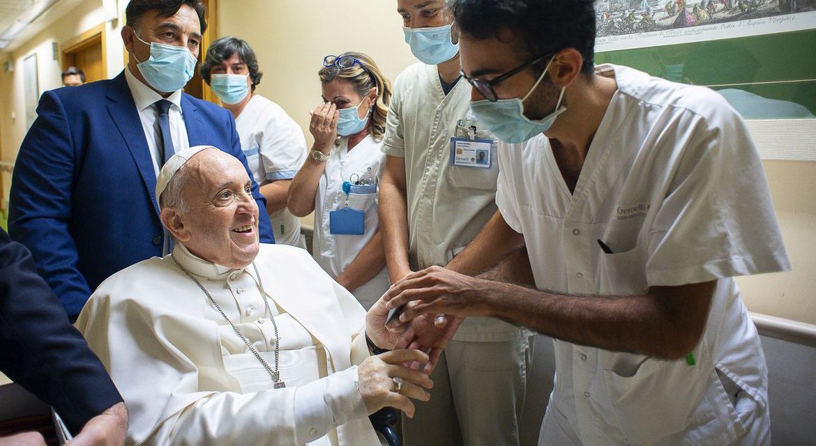 Em recuperação, Papa agradece orações de fiéis por sua saúde