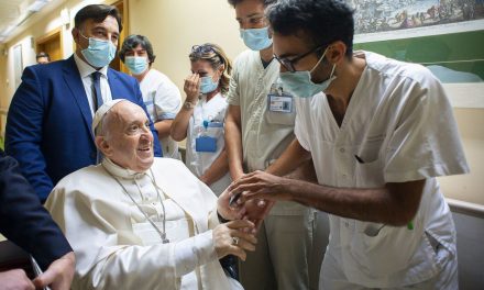 Em recuperação, Papa agradece orações de fiéis por sua saúde