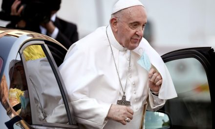 Papa Francisco é internado para cirurgia no intestino, diz Vaticano