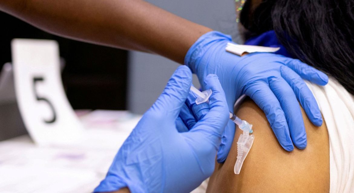 EUA aplicam quase 330 milhões de doses de vacinas contra a covid-19