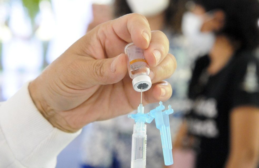 Proteção de vacinas contra covid diminui após 6 meses, mostra estudo britânico