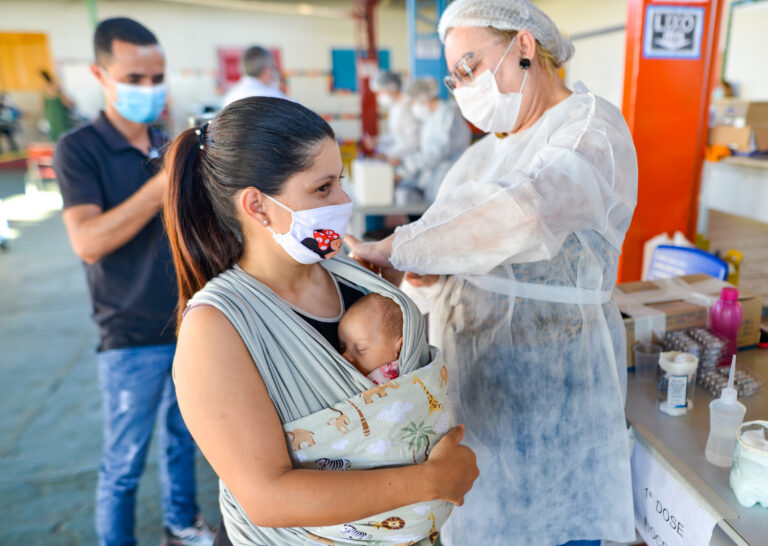 Covid-19: Goiânia vacina três grupos prioritários nesta quinta-feira