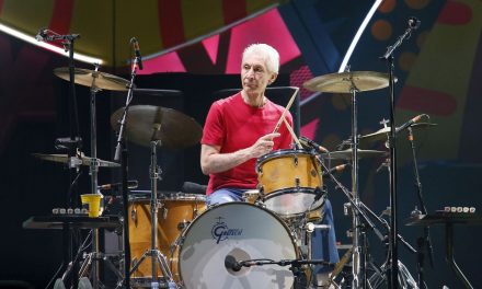 Charlie Watts, baterista dos Rolling Stones, morre aos 80 anos