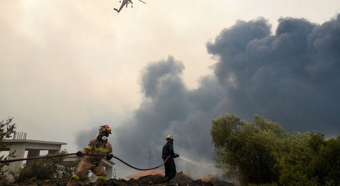 Milhares fogem na Grécia por causa de incêndios florestais
