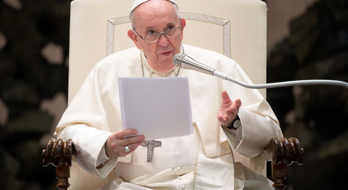Papa nega plano de renunciar em breve