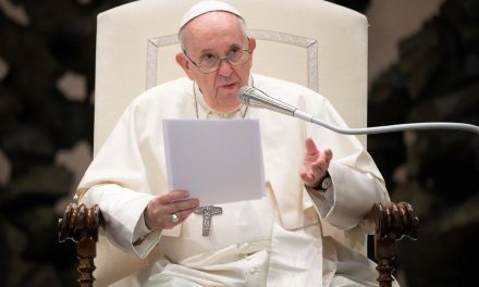 Papa nega plano de renunciar em breve