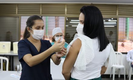 Mais de 11 mil profissionais da educação em Goiânia completaram o ciclo vacinal