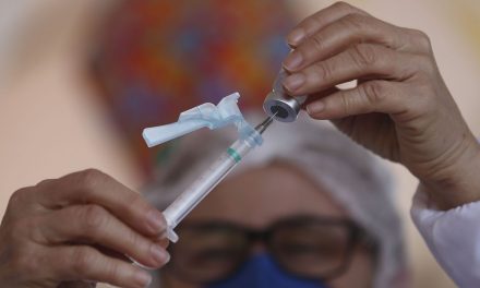 Estudo diz que vacinados com CoronaVac têm 74% menos chance de morte