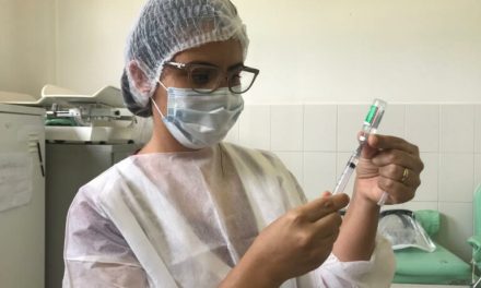 Segunda dose da Coronavac é fornecida em 50 salas de vacinação de Goiânia