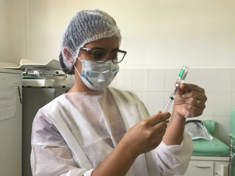 Segunda dose da Coronavac é fornecida em 50 salas de vacinação de Goiânia