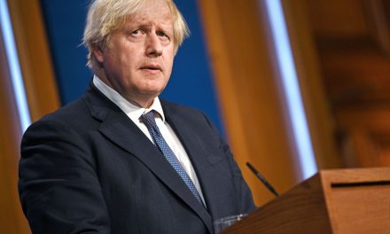 “Estou triste por abandonar o melhor emprego do mundo”, diz Boris Johnson sobre renúncia