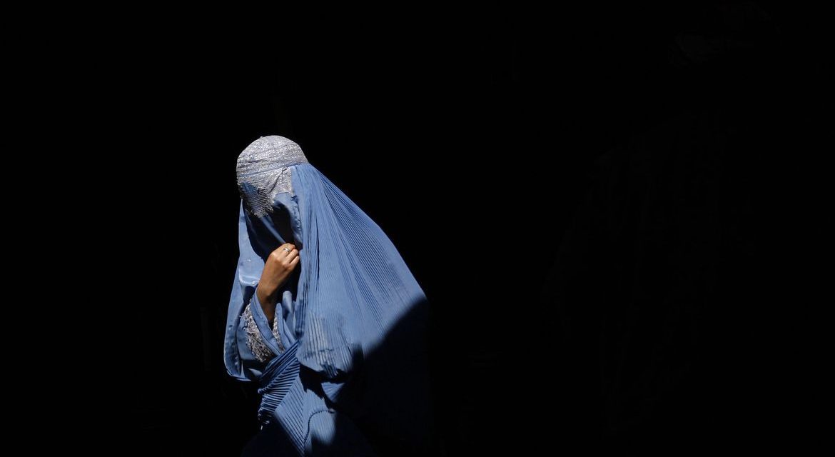 Mulheres afegãs protestam contra uso da burca