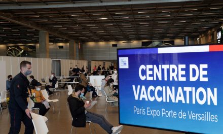 França suspende milhares de profissionais de saúde não vacinados