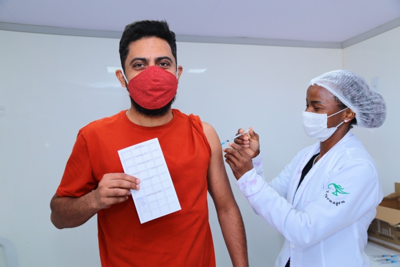 Goiânia tem 2º dia de vacinação contra Covid-19 sem agendamento