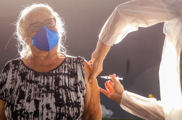 Goiás diz que 1 milhão não se vacinaram contra Covid e inicia imunização bivalente nesta segunda