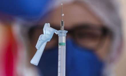Empresa que intermediou contrato de vacina é alvo de operação da PF