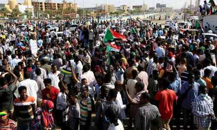 Capital do Sudão é fechada após tumultos violentos na esteira de golpe