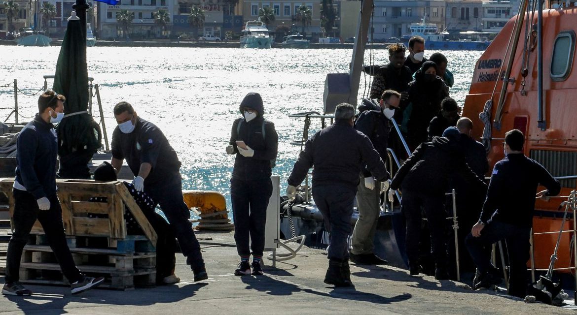Grécia faz operação de salvamento de migrantes após naufrágio