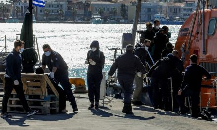 Grécia faz operação de salvamento de migrantes após naufrágio
