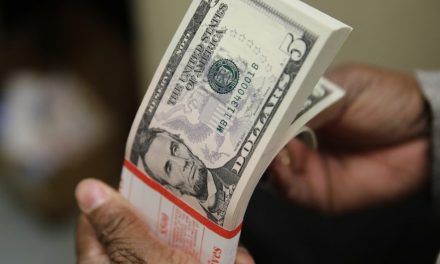 Dólar chega R$ 5,74 e acumula alta de mais de 10% no ano