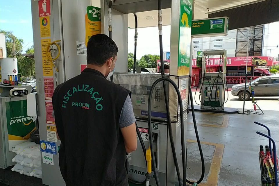 Procon Goiânia faz operação em postos de combustíveis para coibir abuso de preços
