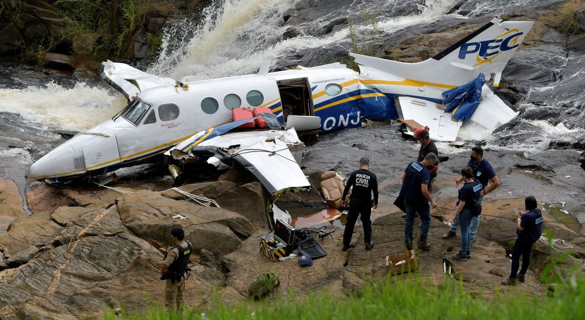 Avião é retirado do local onde caiu em Minas, matando cinco pessoas