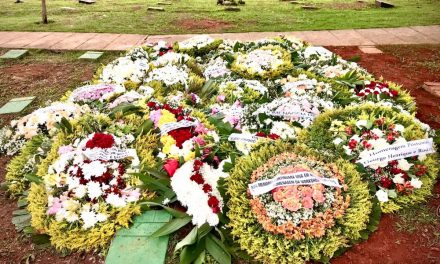 Famosos e autoridades enviaram cerca de 300 coroas de flores para Marília Mendonça, diz assessoria