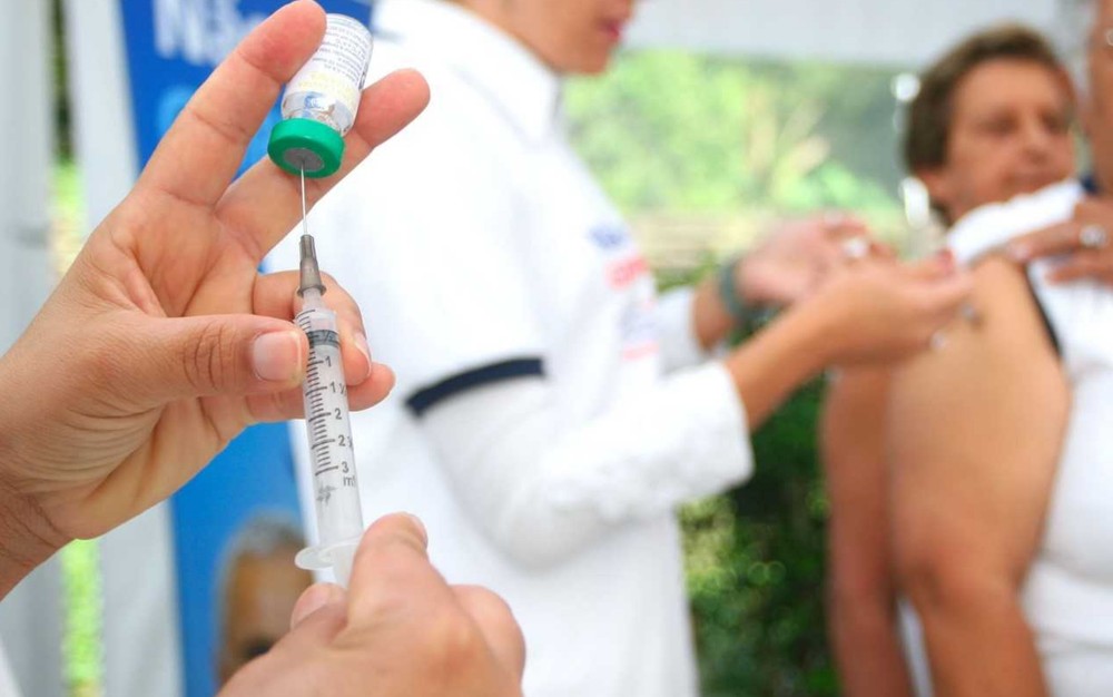 Vacina bivalente é liberada para todos os grupos prioritários em Goiás